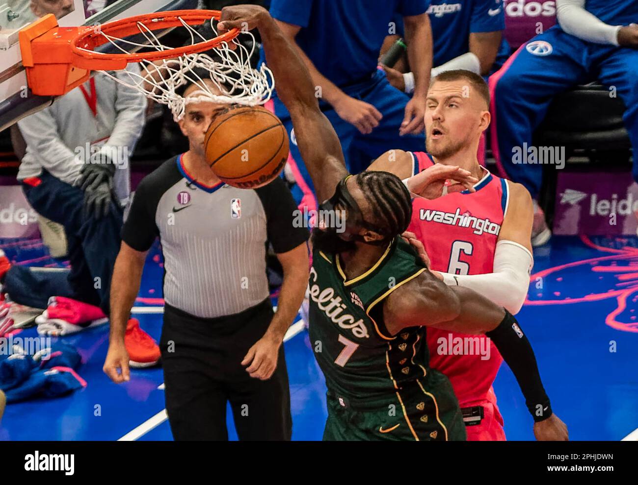 Washington, États-Unis. 28th avril 2023. WASHINGTON, DC - MARS 28: Le garde des Celtics de Boston Jaylen Brown (7) tire au-delà du centre des Wizards de Washington Kristaps Porzingis (6) lors d'un match NBA entre les Wizards de Washington et les Celtics de Boston, sur 28 mars 2023, à la Capital One Arena, à Washington, DC. (Photo de Tony Quinn/SipaUSA) crédit: SIPA USA/Alay Live News Banque D'Images
