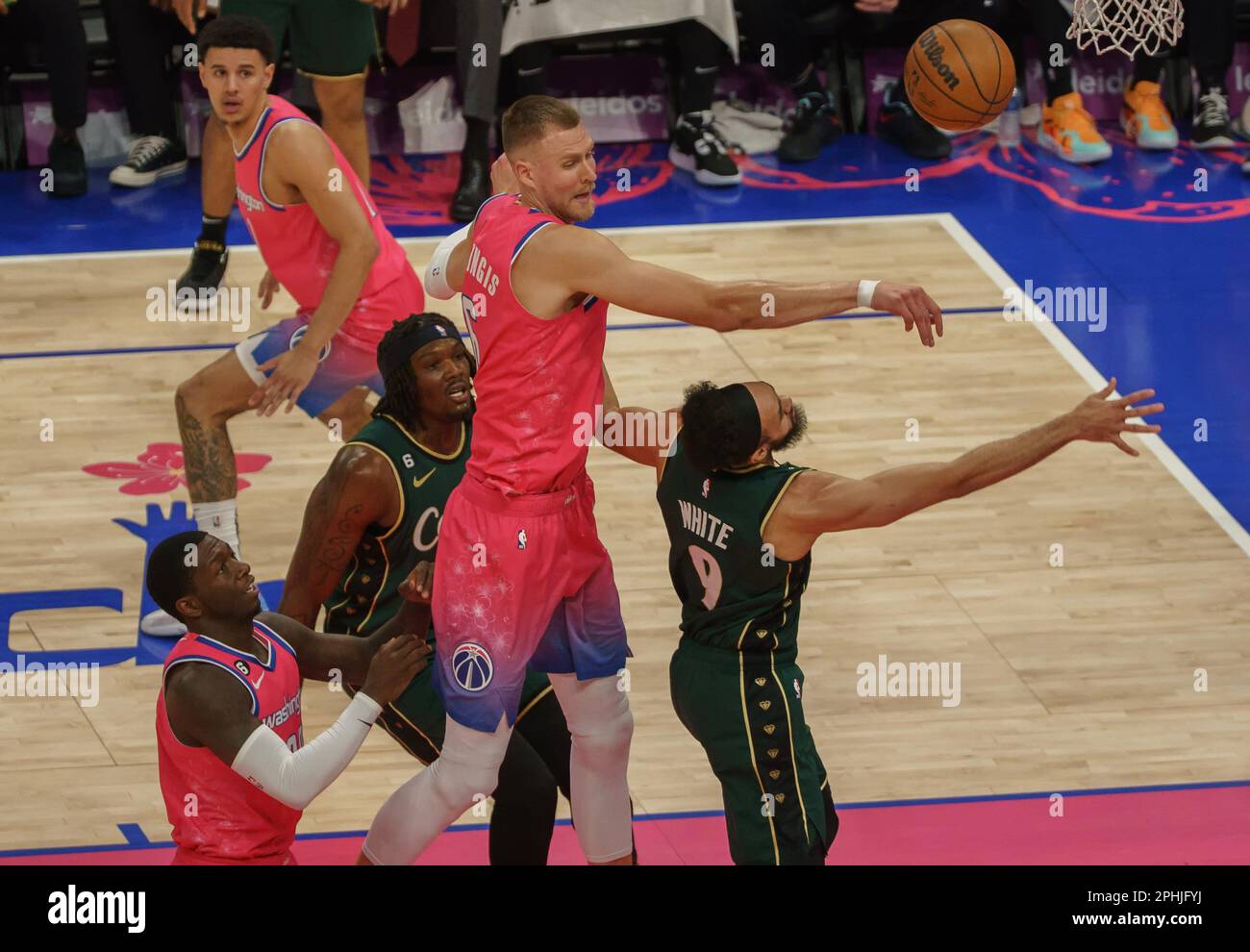 Washington, États-Unis. 28th avril 2023. WASHINGTON, DC - MARS 28: Centre des Wizards de Washington Kristaps Porzingis (6) détourne une balle par le garde de Boston Celtics Derrick White (9) lors d'un match NBA entre les Wizards de Washington et les Celtics de Boston, sur 28 mars 2023, à la Capital One Arena, à Washington, DC. (Photo de Tony Quinn/SipaUSA) crédit: SIPA USA/Alay Live News Banque D'Images