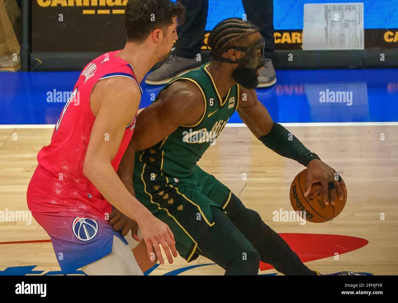 Washington, États-Unis. 28th avril 2023. WASHINGTON, DC - MARS 28: Washington Wizards Forward Deni Avdija (9) défend contre le garde des Boston Celtics Jaylen Brown (7) lors d'un match NBA entre les Washington Wizards et les Boston Celtics, on 28 mars 2023, à la Capital One Arena, à Washington, DC. (Photo de Tony Quinn/SipaUSA) crédit: SIPA USA/Alay Live News Banque D'Images