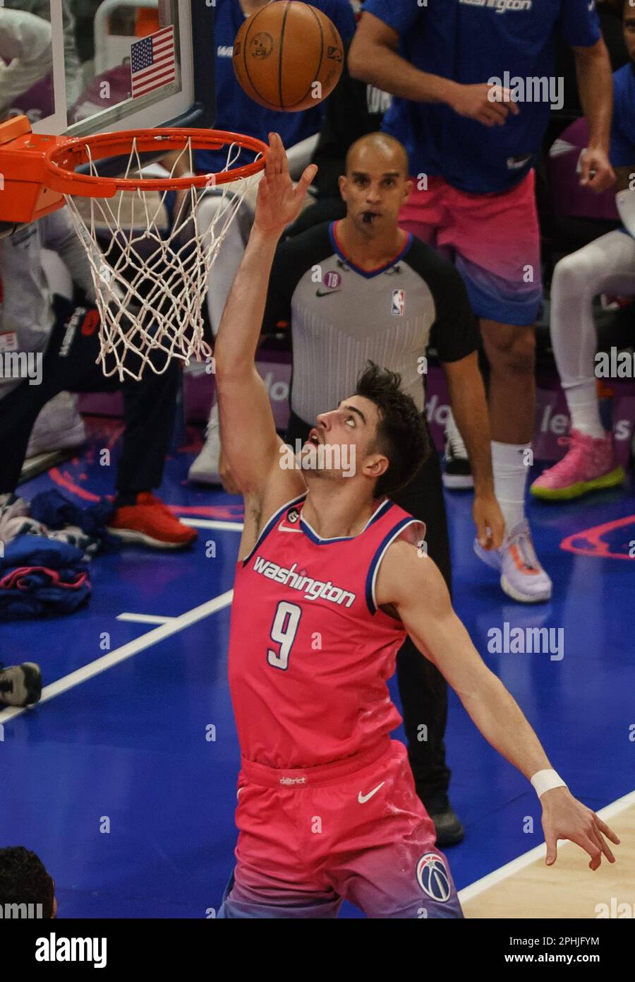 Washington, États-Unis. 28th avril 2023. WASHINGTON, DC - MARS 28: Washington Wizards avance Deni Avdija (9) pour un score lors d'un match NBA entre les Washington Wizards et les Boston Celtics, sur 28 mars 2023, à la Capital One Arena, à Washington, DC. (Photo de Tony Quinn/SipaUSA) crédit: SIPA USA/Alay Live News Banque D'Images