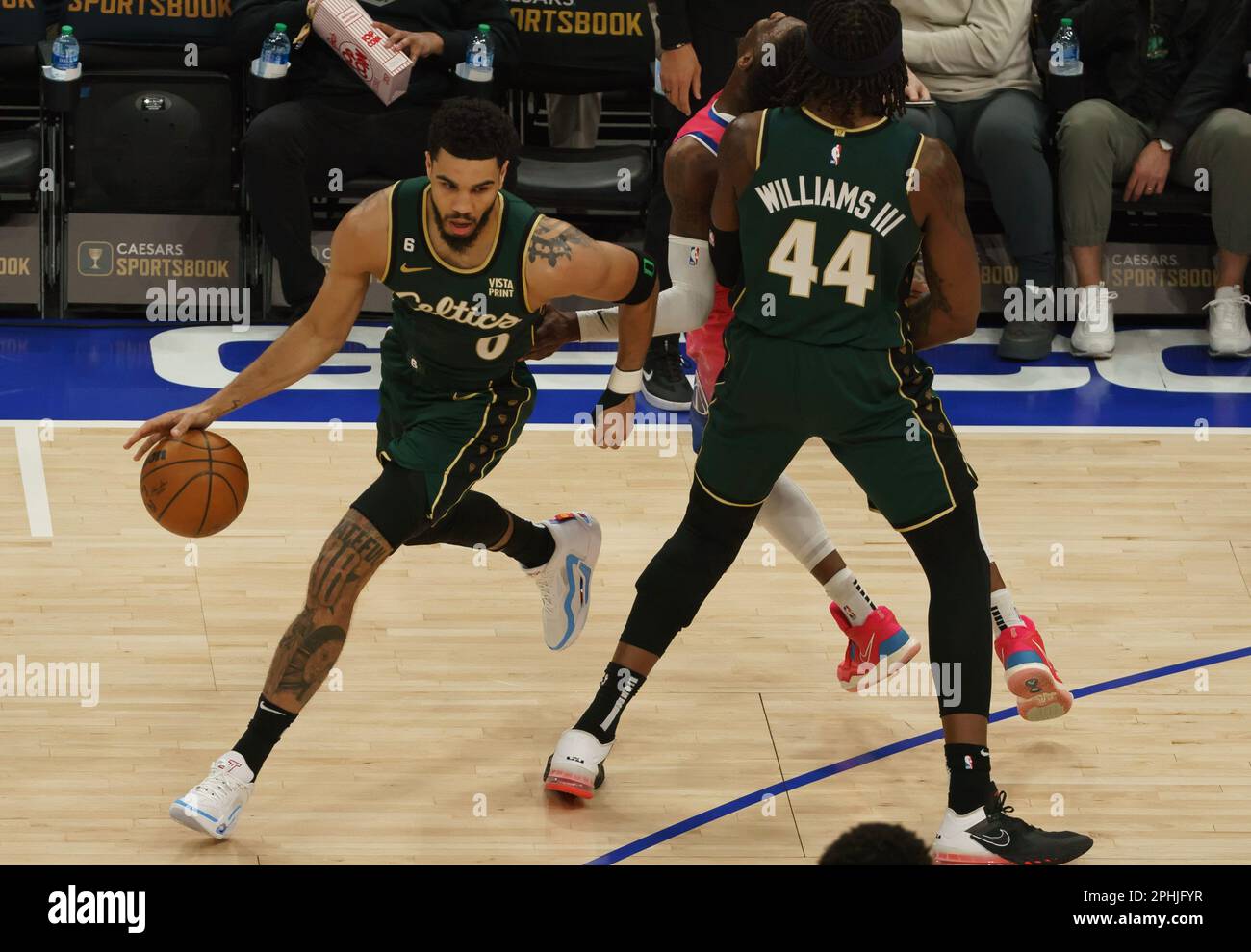Washington, États-Unis. 28th avril 2023. WASHINGTON, DC - MARS 28: Le joueur de Boston Celtics Forward Jayson Tatum (0) passe devant un bloc par le centre Robert Williams III (44) lors d'un match NBA entre les Washington Wizards et les Boston Celtics, on 28 mars 2023, à la Capital One Arena, à Washington, DC. (Photo de Tony Quinn/SipaUSA) crédit: SIPA USA/Alay Live News Banque D'Images