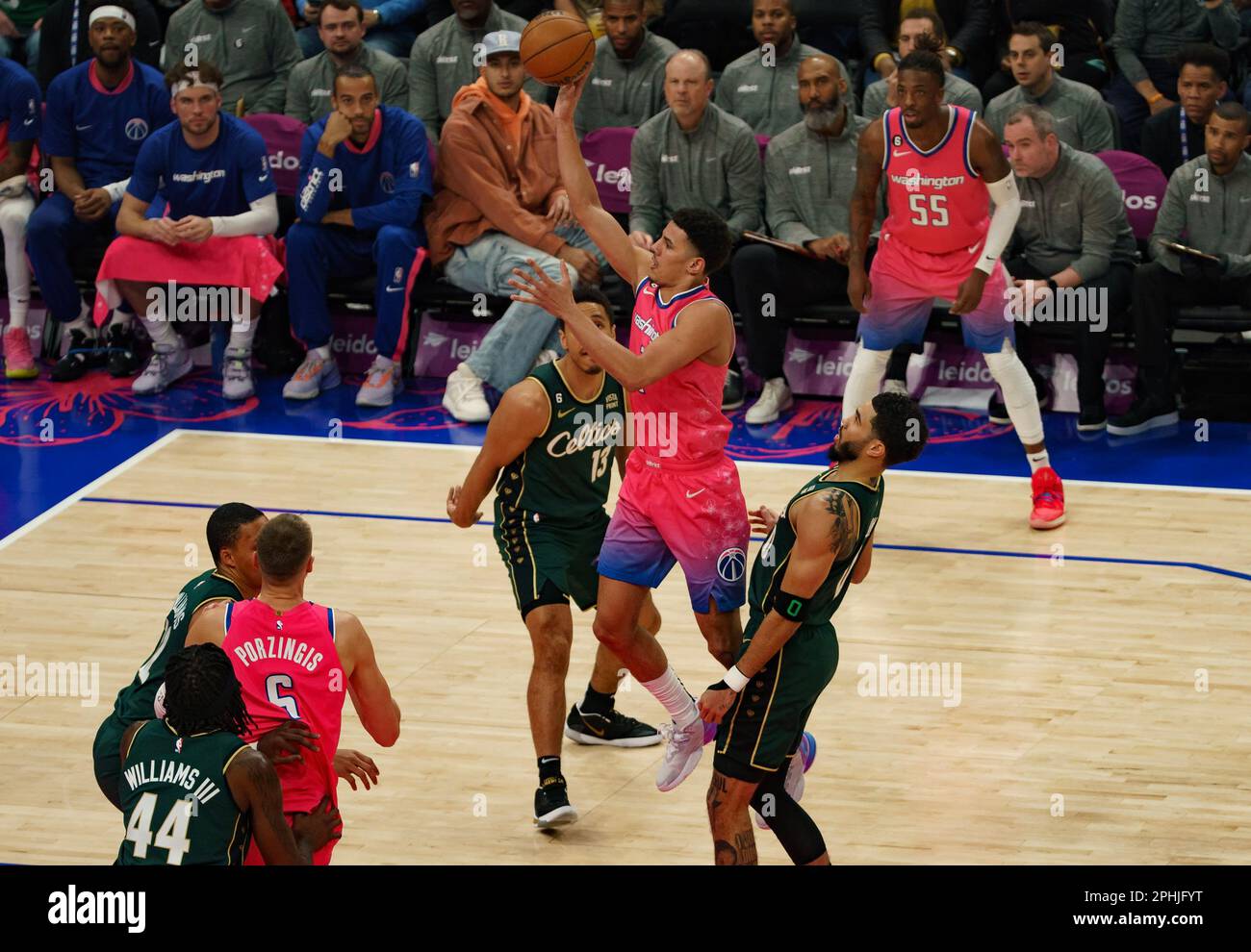 Washington, États-Unis. 28th avril 2023. WASHINGTON, DC - MARS 28: Le garde des Wizards de Washington Johnny Davis (1) tire sur le garde des Celtics de Boston Malcolm Brogdon (13) lors d'un match NBA entre les Wizards de Washington et les Celtics de Boston, sur 28 mars 2023, à la Capital One Arena, à Washington, DC. (Photo de Tony Quinn/SipaUSA) crédit: SIPA USA/Alay Live News Banque D'Images