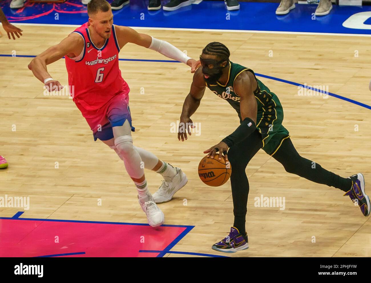 Washington, États-Unis. 28th avril 2023. WASHINGTON, DC - MARS 28: Le garde des Celtics de Boston Jaylen Brown (7) dribbles vers le centre des Wizards de Washington Kristaps Porzingis (6) lors d'un match NBA entre les Wizards de Washington et les Celtics de Boston, sur 28 mars 2023, à la Capital One Arena, à Washington, DC. (Photo de Tony Quinn/SipaUSA) crédit: SIPA USA/Alay Live News Banque D'Images