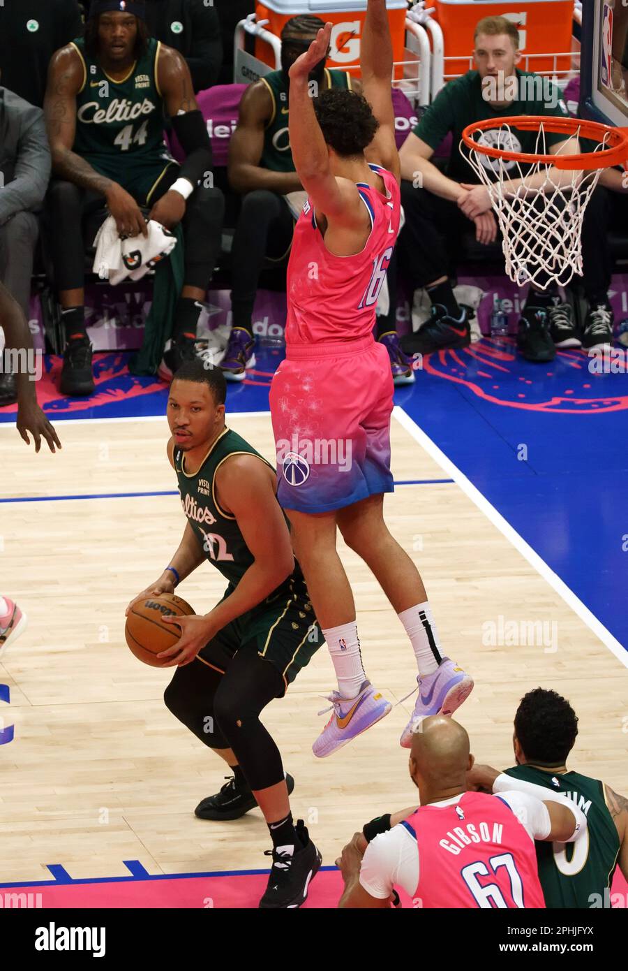 Washington, États-Unis. 28th avril 2023. WASHINGTON, DC - MARS 28: Le joueur de Washington Wizards Anthony Gill (16) bloque le joueur de Boston Celtics Grant Williams (12) lors d'un match NBA entre les Washington Wizards et les Boston Celtics, sur 28 mars 2023, à la Capital One Arena, à Washington, DC. (Photo de Tony Quinn/SipaUSA) crédit: SIPA USA/Alay Live News Banque D'Images