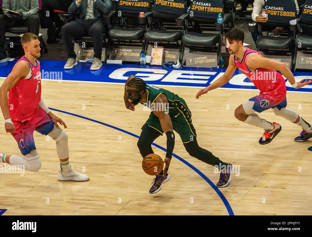 Washington, États-Unis. 28th avril 2023. WASHINGTON, DC - MARS 28: Le garde des Celtics de Boston Jaylen Brown (7) dribbles vers le centre des Wizards de Washington Kristaps Porzingis (6) lors d'un match NBA entre les Wizards de Washington et les Celtics de Boston, sur 28 mars 2023, à la Capital One Arena, à Washington, DC. (Photo de Tony Quinn/SipaUSA) crédit: SIPA USA/Alay Live News Banque D'Images