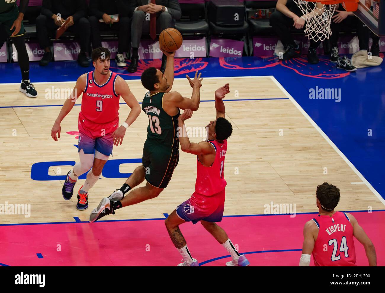 Washington, États-Unis. 28th avril 2023. WASHINGTON, DC - MARS 28: Le garde de Boston Celtics Malcolm Brogdon (13) fait le tour des Wizards de Washington Johnny Davis (1) lors d'un match NBA entre les Wizards de Washington et les Celtics de Boston, sur 28 mars 2023, à la Capital One Arena, à Washington, DC. (Photo de Tony Quinn/SipaUSA) crédit: SIPA USA/Alay Live News Banque D'Images