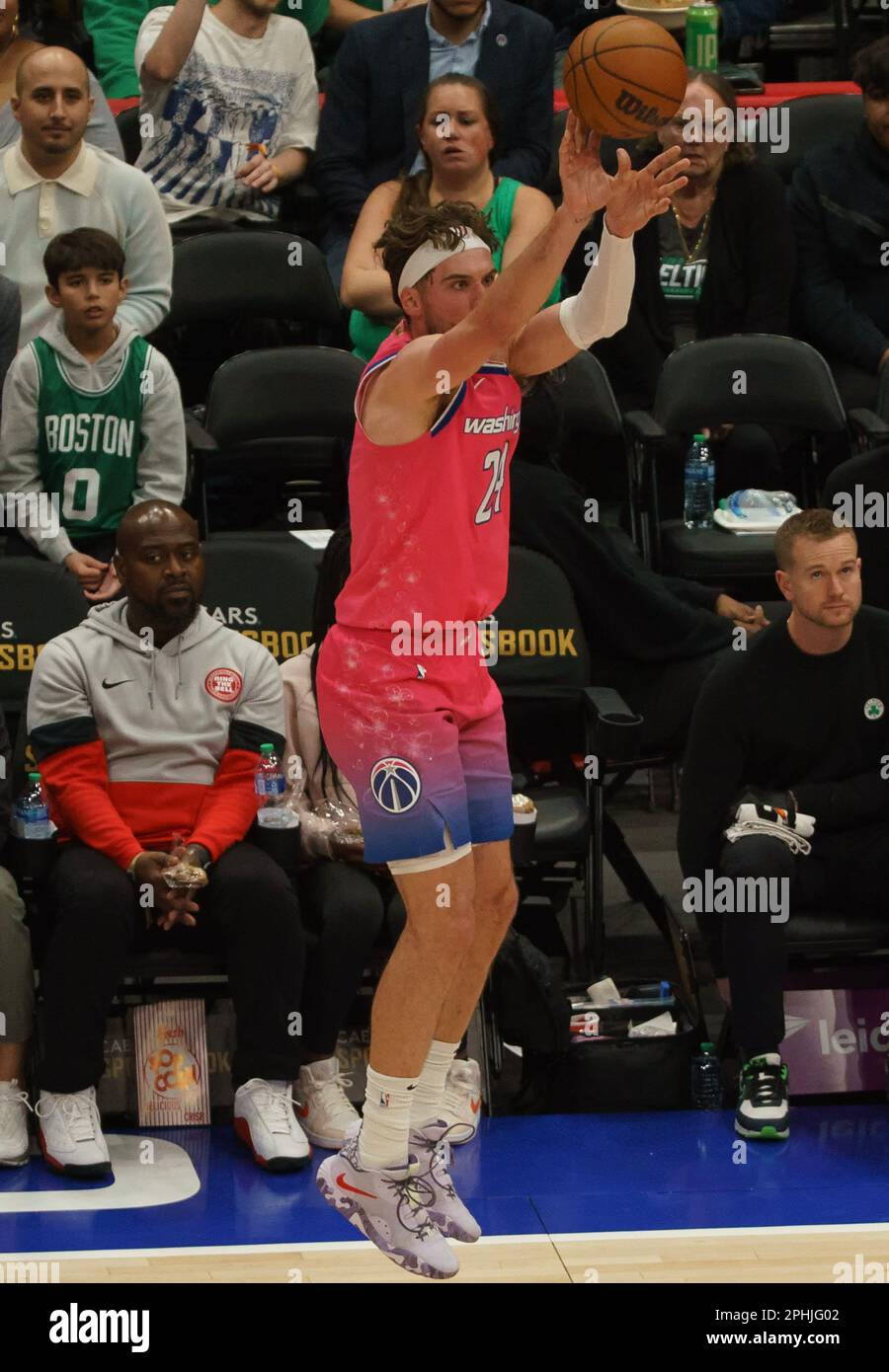 Washington, États-Unis. 28th avril 2023. WASHINGTON, DC - MARS 28: Les Wizards de Washington avance Corey Kispert (24) tente un tir à longue portée lors d'un match NBA entre les Wizards de Washington et les Celtics de Boston, sur 28 mars 2023, à la Capital One Arena, à Washington, DC. (Photo de Tony Quinn/SipaUSA) crédit: SIPA USA/Alay Live News Banque D'Images