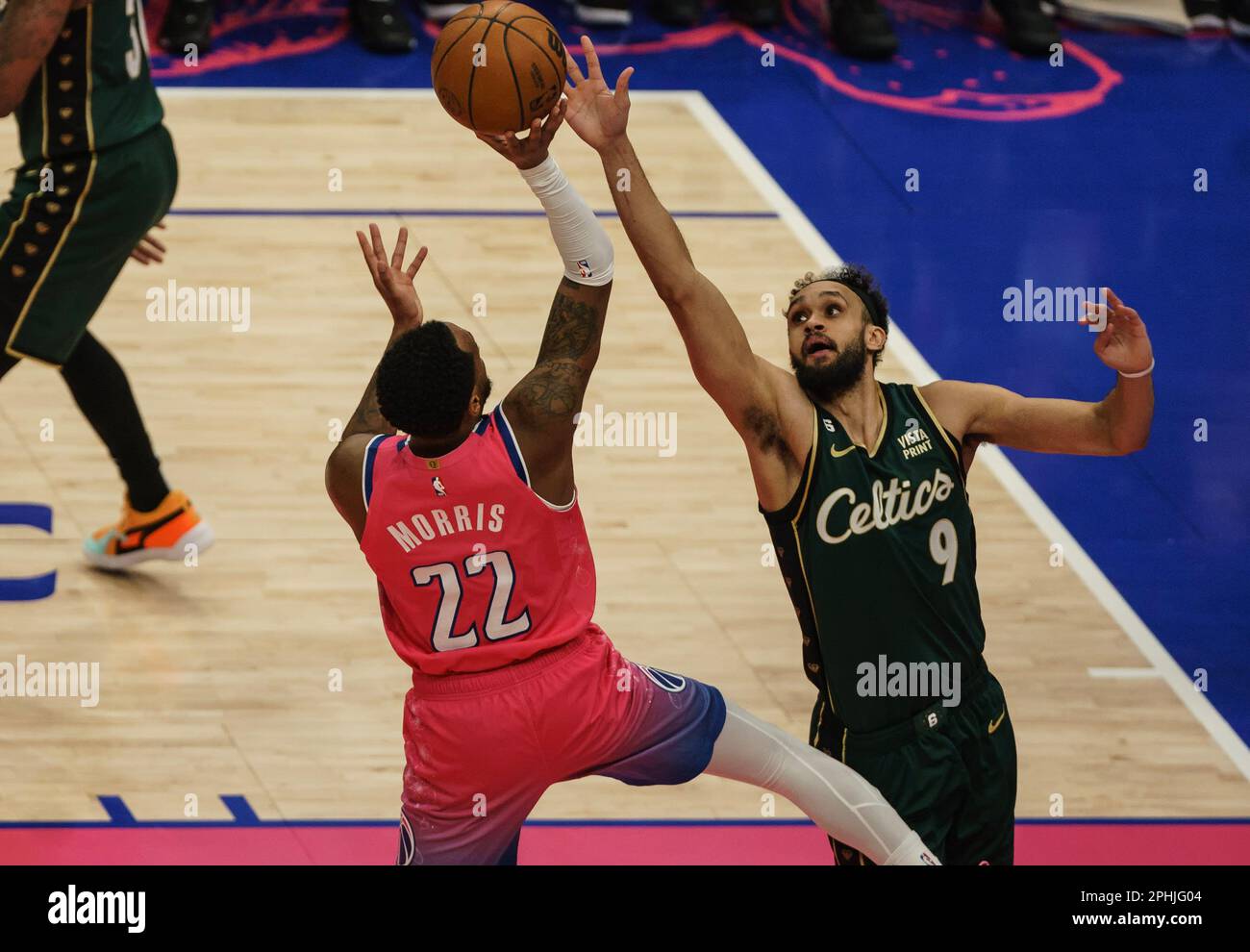 Washington, États-Unis. 28th avril 2023. WASHINGTON, DC - MARS 28: Le garde des Boston Celtics Derrick White (9) et le garde des Washington Wizards Monte Morris (22) vont pour un rebond lors d'un match NBA entre les Washington Wizards et les Boston Celtics, on 28 mars 2023, à la Capital One Arena, à Washington, DC. (Photo de Tony Quinn/SipaUSA) crédit: SIPA USA/Alay Live News Banque D'Images