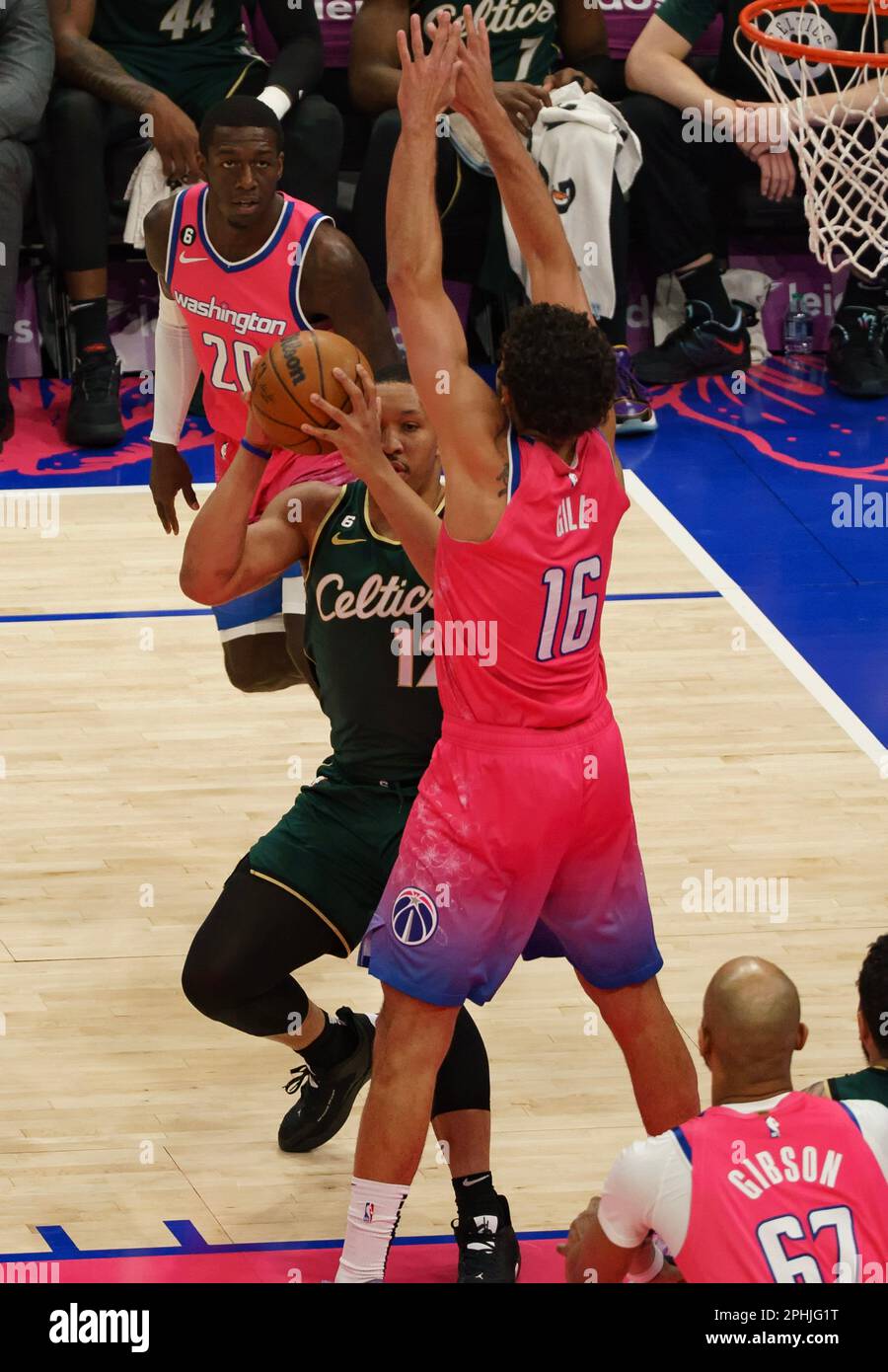 Washington, États-Unis. 28th avril 2023. WASHINGTON, DC - MARS 28: Le joueur de Washington Wizards Anthony Gill (16) bloque le joueur de Boston Celtics Grant Williams (12) lors d'un match NBA entre les Washington Wizards et les Boston Celtics, sur 28 mars 2023, à la Capital One Arena, à Washington, DC. (Photo de Tony Quinn/SipaUSA) crédit: SIPA USA/Alay Live News Banque D'Images