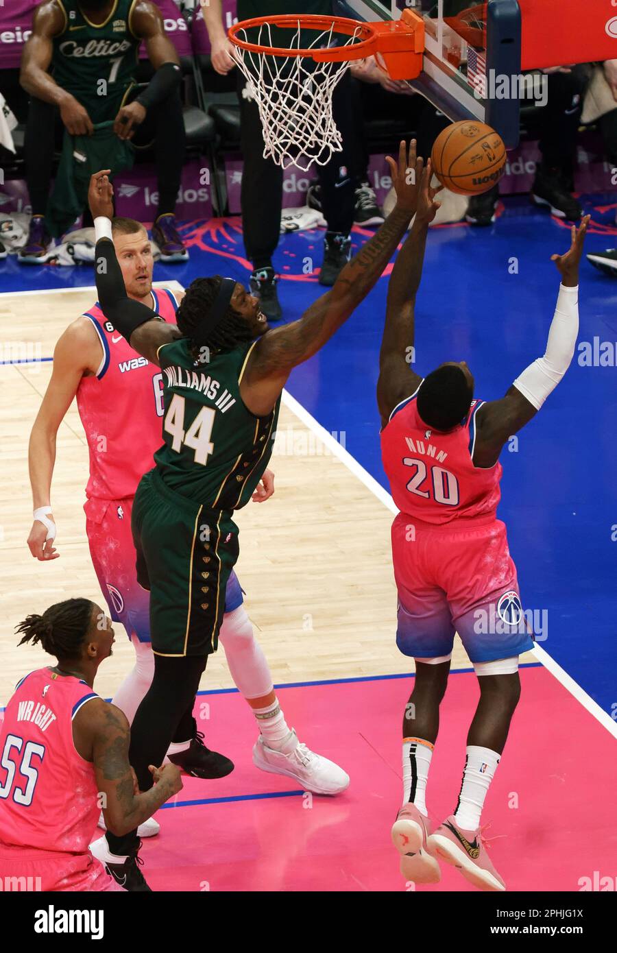 Washington, États-Unis. 28th avril 2023. WASHINGTON, DC - MARS 28: Boston Celtics Center Robert Williams III (44) et W20 vont pour un rebond lors d'un match NBA entre les Washington Wizards et les Boston Celtics, sur 28 mars 2023, à la Capital One Arena, à Washington, DC. (Photo de Tony Quinn/SipaUSA) crédit: SIPA USA/Alay Live News Banque D'Images