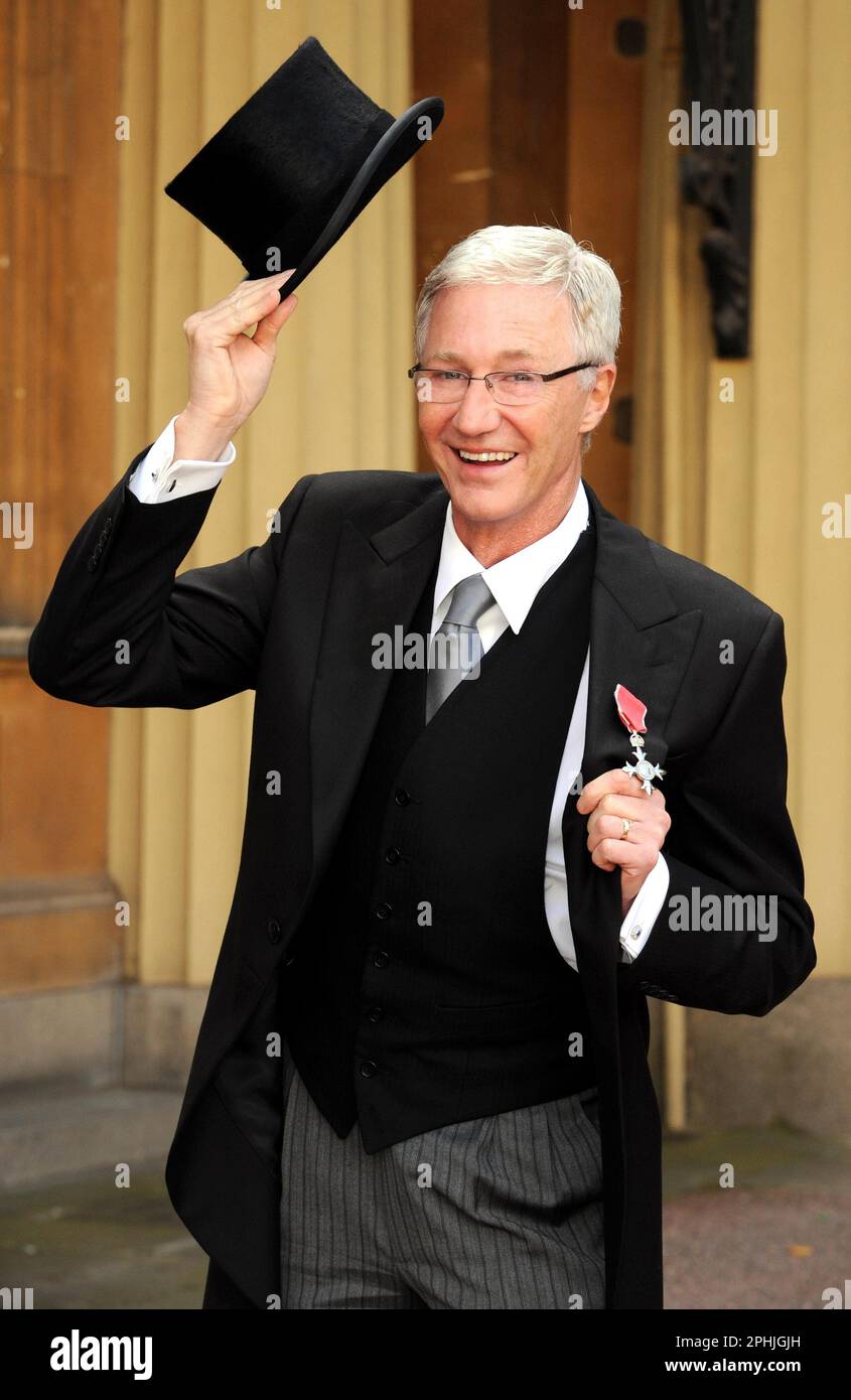 Photo du dossier datée du 16/10/08 de Paul O'Grady au Palais de Buckingham, où il a été fait membre de l'ordre de l'Empire britannique par le prince de Galles de l'époque (aujourd'hui le roi Charles III). Paul O'Grady, présentateur de télévision et comédien, est décédé à l'âge de 67 ans, a déclaré son partenaire Andre Portasio. La star de la télévision, également connue pour sa reine de drag, la persona Lily Savage, est morte "de manière inattendue mais pacifique" mardi soir, une déclaration partagée avec l'agence de presse de l'AP par un représentant a déclaré. Date de publication : mercredi 29 mars 2023. Banque D'Images