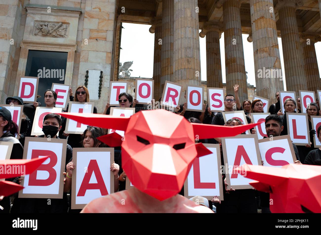 Bogota, Colombie sur 28 mars 2023. Les militants des droits des animaux participent à une manifestation contre les corridas qui exigent la loi interdisant les événements où les animaux sont maltraités, à Bogota, en Colombie, sur 28 mars 2023. Photo de: CHEPA Beltran/long Visual Press Banque D'Images