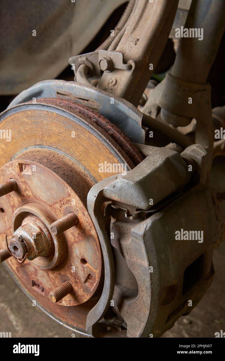 gros plan sur le frein à disque et l'étrier de voiture ancienne et rouillée avec porte-fusée et suspension sans roue, concept d'entretien et de sécurité de la voiture, entretien de la voiture Banque D'Images