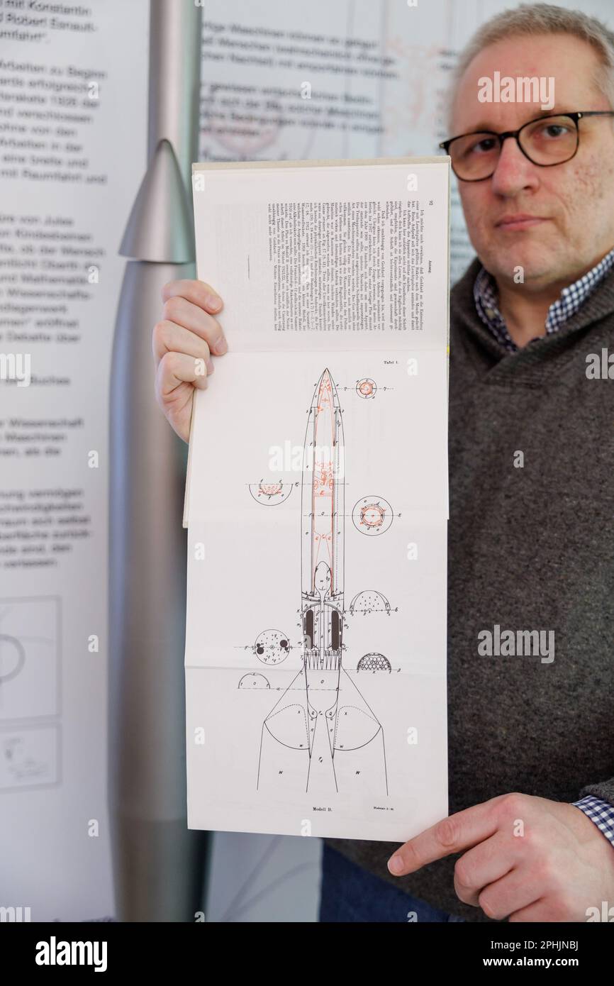 PRODUCTION - 09 mars 2023, Bavière, Feucht: Michael Zuber, Raumfahrtmuseum Feucht, présente un dessin d'une fusée à deux étages alimentée par liquide (modèle 2B) du livre 'Rocket to planétaire Spaces' du physicien Hermann Oberth. Le Musée et Archives d'histoire spatiale, nommé d'après Oberth, étudie, documente et communique le développement du vol spatial au 20th siècle. Hermann Oberth est considéré comme l'un des « pères du vol spatial » et le fondateur de la technologie scientifique des fusées. (À dpa-Korr: 'Roquette aux espaces planétaires' - base de tous les voyages spatiaux tourne à 100') photo: Daniel Karma Banque D'Images