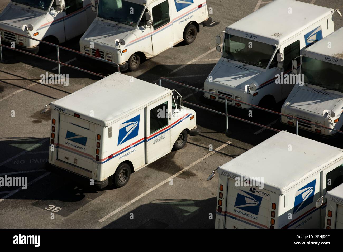 Watsonville, Californie, Etats-Unis - 1 janvier 2023: Un USPS (United States postal Service) mail camions parcs pour la soirée. Banque D'Images