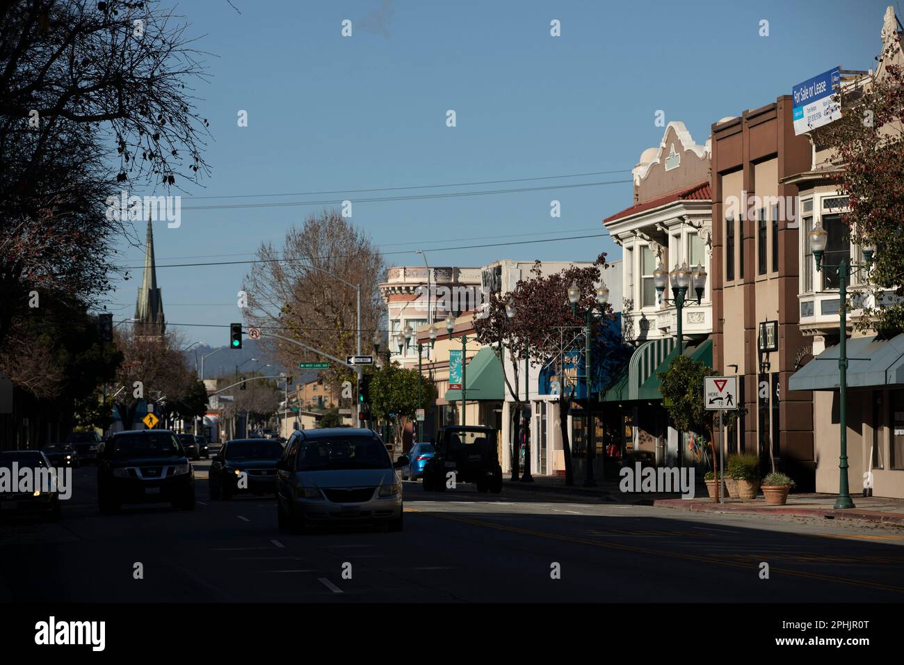 Watsonville, Californie, Etats-Unis - 1 janvier 2023 : le soleil brille sur le centre-ville historique de Watsonville. Banque D'Images