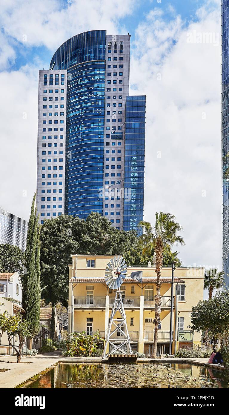 Vue sur le marché de Sarona sur les gratte-ciels du centre Azrieli à tel Aviv, Israël. C'est un endroit populaire parmi les Israéliens et les touristes situé dans le coeur o Banque D'Images