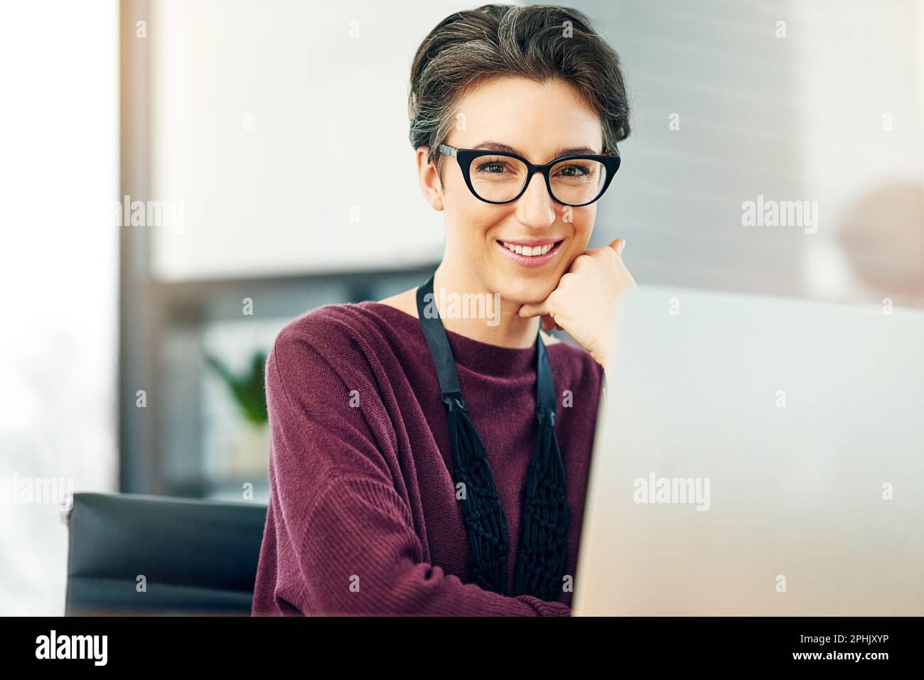 Le succès a été une grande partie de mon plan de vie. Portrait d'une jeune femme d'affaires travaillant sur un ordinateur portable dans un bureau moderne. Banque D'Images