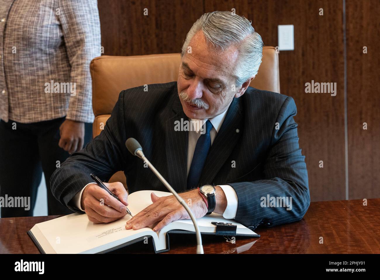 Le Secrétaire général de l'ONU, Antonio Guterres, rencontre le Président de la République d'Argentine, Alberto Fernandez, au siège de l'ONU à New York, sur 28 mars 2023 Banque D'Images