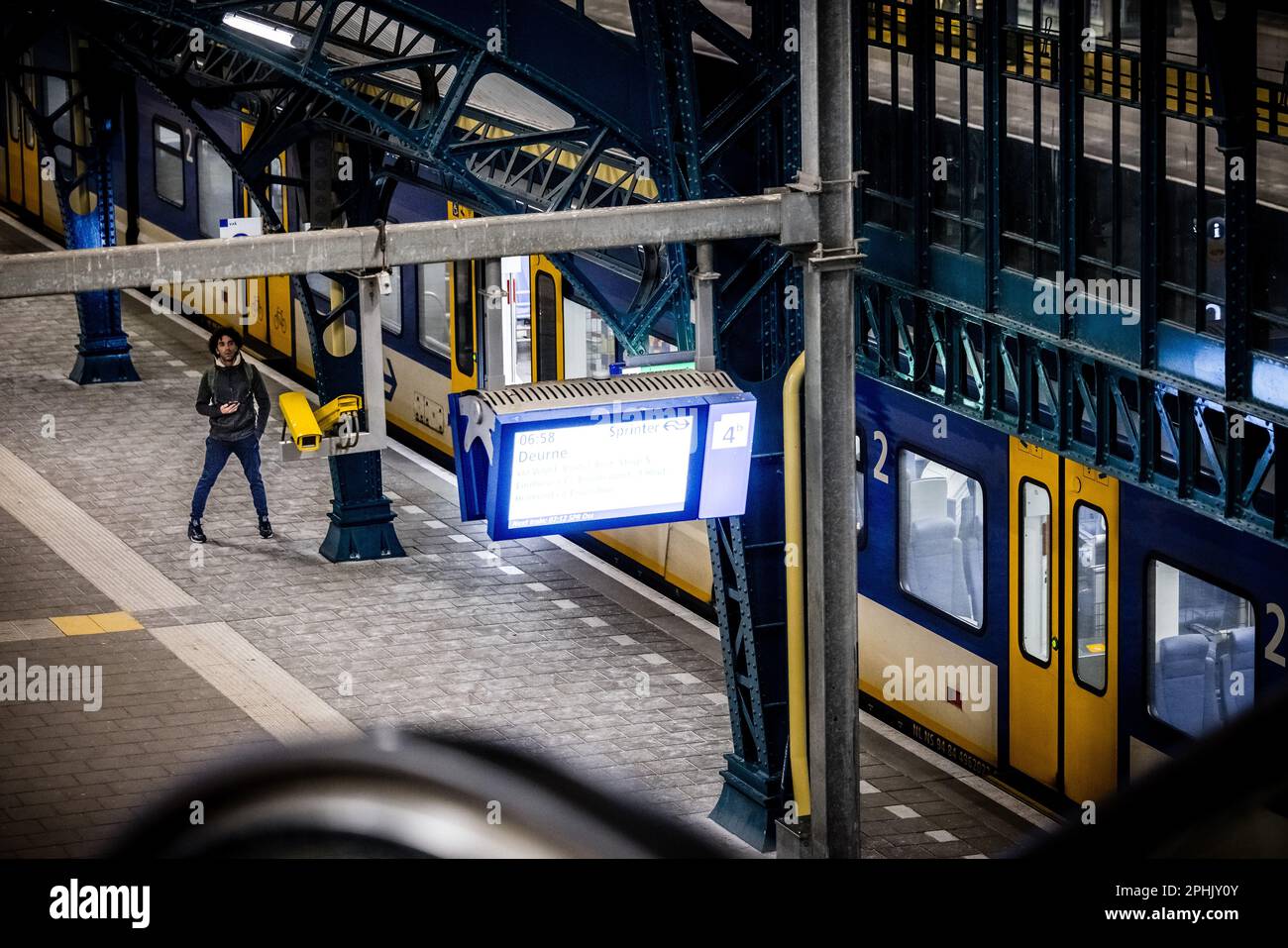 DEN Bosch - les voyageurs à la gare sont à bord du train en direction d'Eindhoven. Le trafic ferroviaire entre Den Bosch et Boxtel dans le nord du Brabant a repris après une semaine d'absence de trains sur la route parce que les badgers avaient creusé des terriers sous les voies près d'Esch et Vught. Les blaireaux se sont déplacés depuis et la piste a été restaurée. ANP ROB ENGELAR pays-bas sortie - belgique sortie Banque D'Images