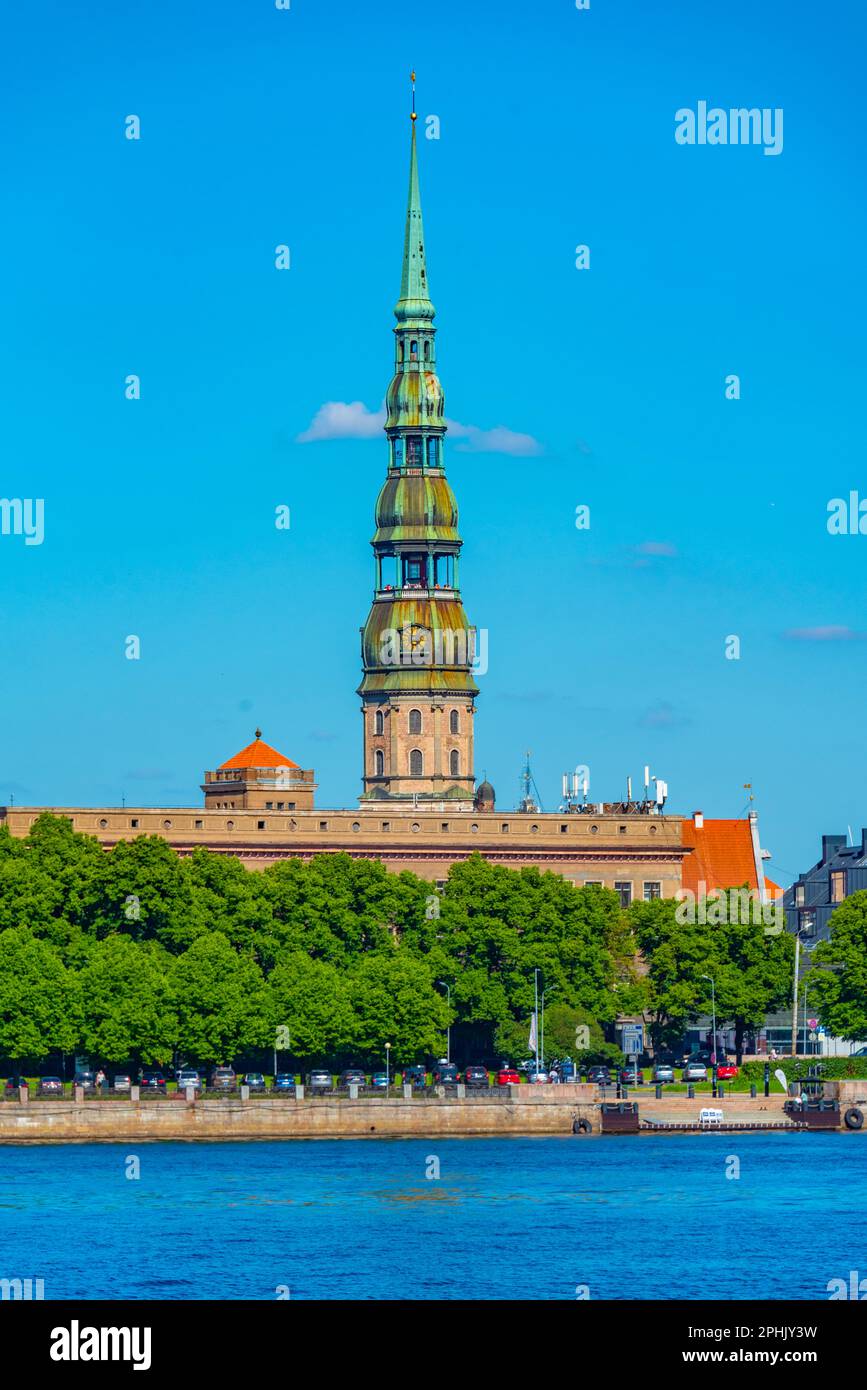 La vieille ville de riga, y compris l'église saint peters vue sur le fleuve daugava, Lettonie. Banque D'Images