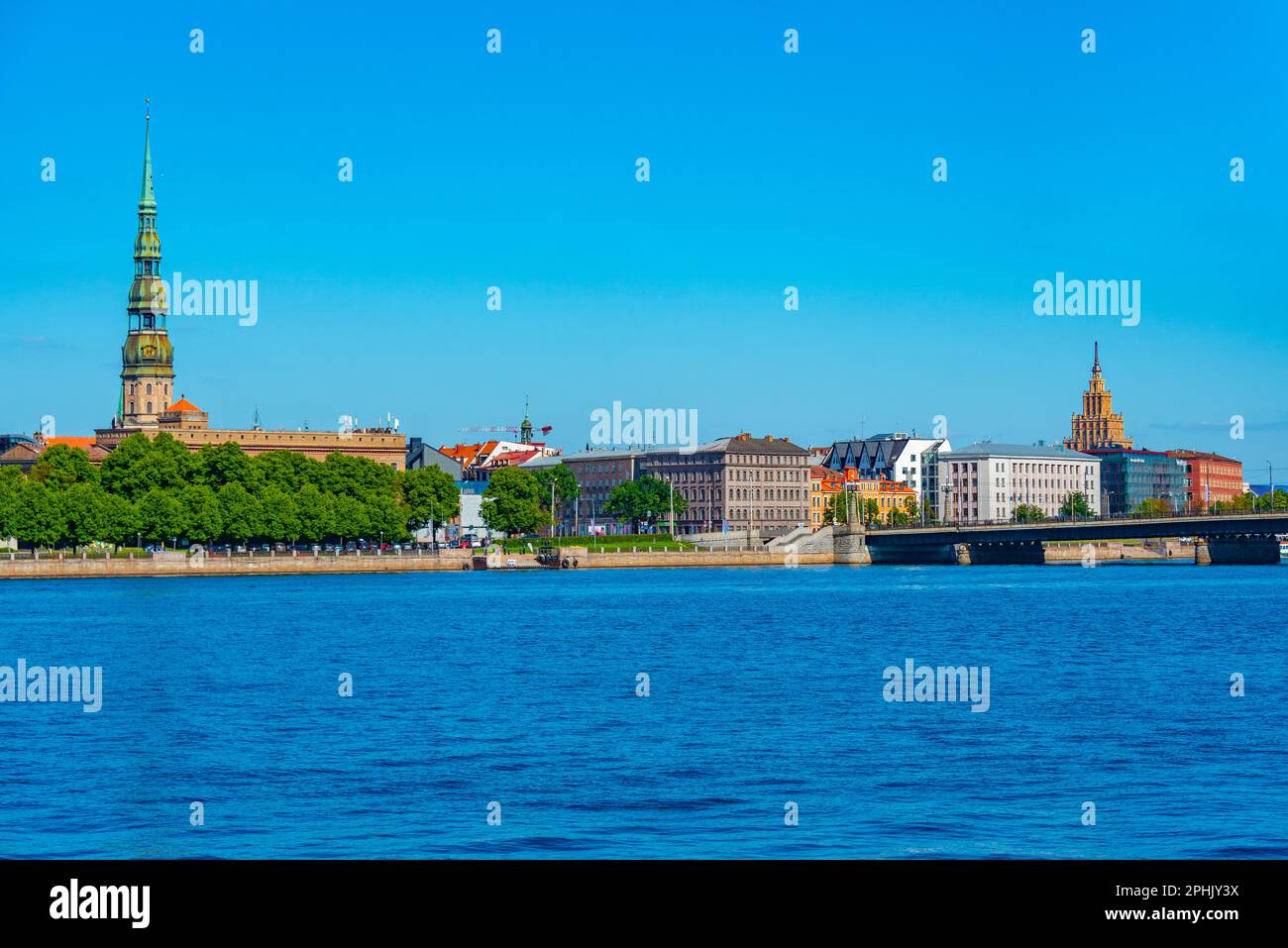 Panorama de riga incluant l'église saint peters, les hangars de zeppelin et l'académie des sciences . Banque D'Images