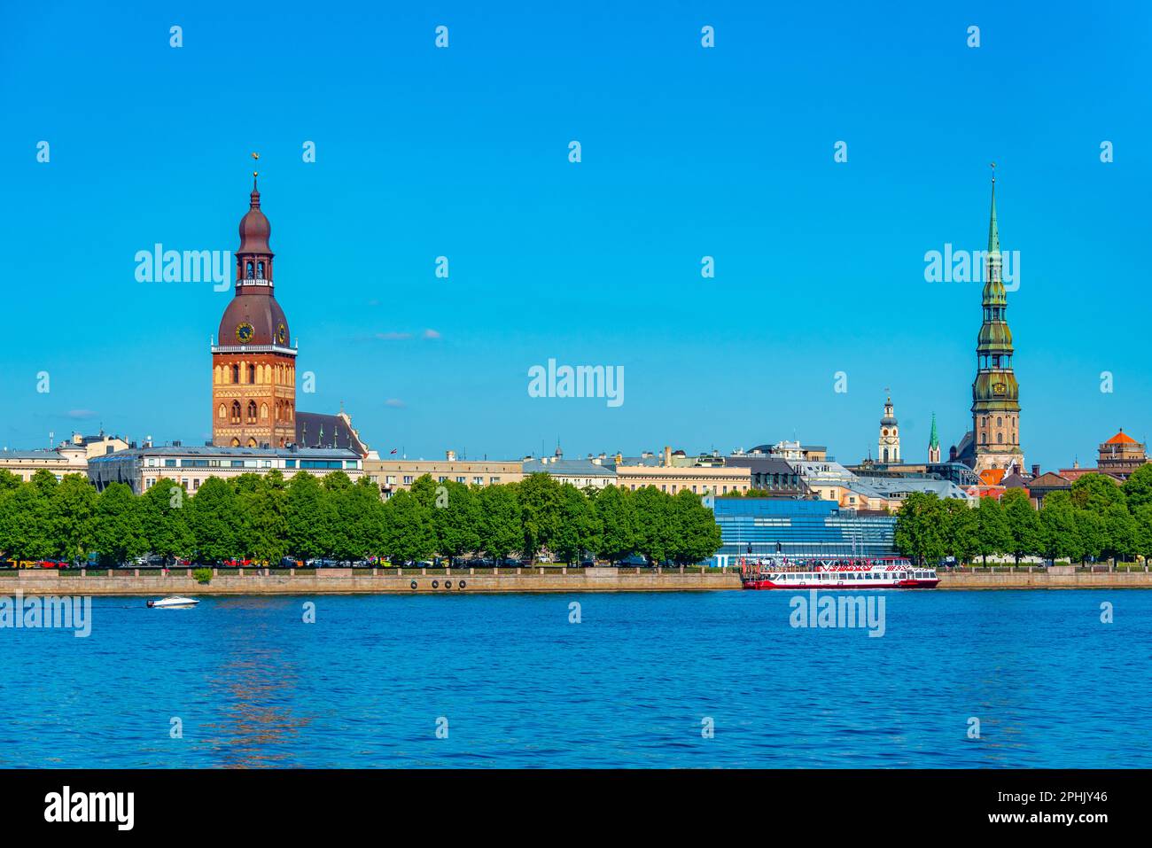 Vue sur la cathédrale de Riga et l'église saint-Pierre de l'autre côté de la rivière Daugava, Lettonie. Banque D'Images
