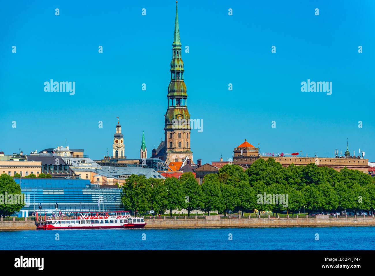 La vieille ville de riga, y compris l'église saint peters vue sur le fleuve daugava, Lettonie. Banque D'Images
