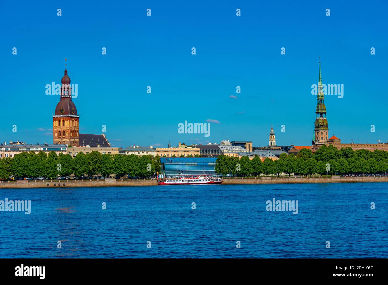 Vue sur la cathédrale de Riga et l'église saint-Pierre de l'autre côté de la rivière Daugava, Lettonie. Banque D'Images