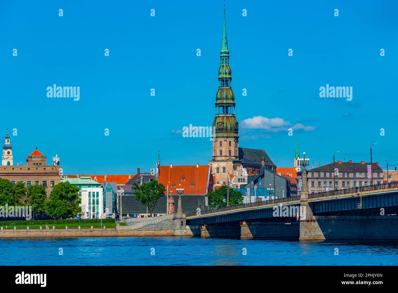La vieille ville de riga, y compris l'église saint peters vue sur le fleuve daugava, Lettonie. Banque D'Images