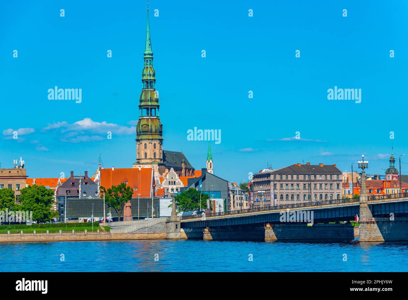 La vieille ville de riga, y compris l'église saint peters vue sur le fleuve daugava, Lettonie. Banque D'Images
