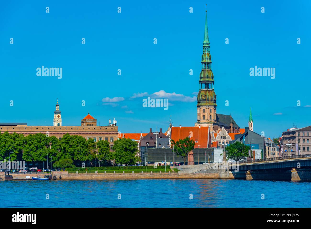La vieille ville de riga, y compris l'église saint peters vue sur le fleuve daugava, Lettonie. Banque D'Images