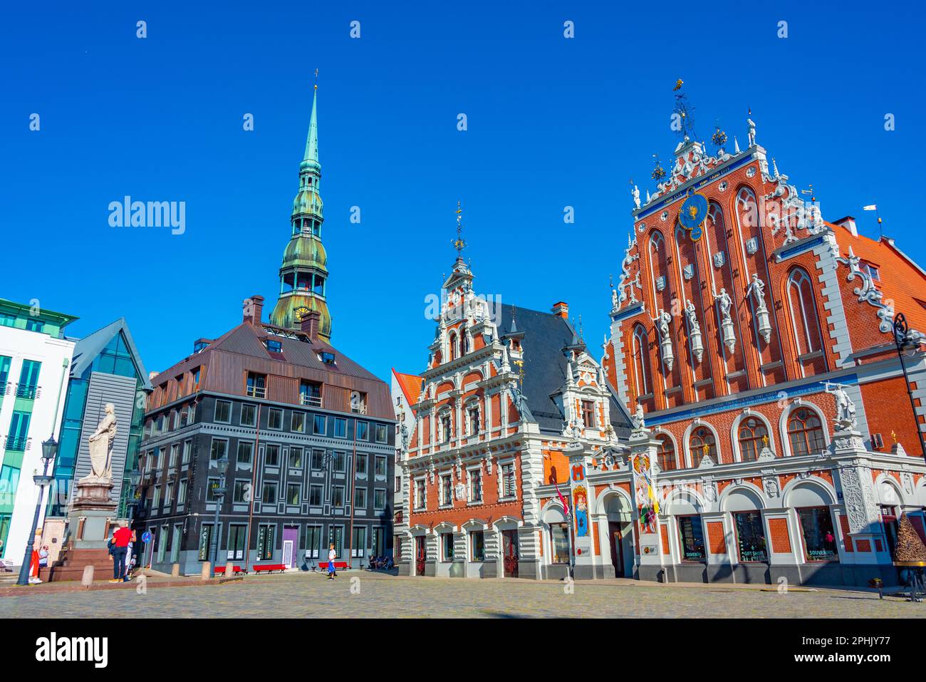 Place Ratslaukums avec église Saint-Pierre et Maison des Blackheads dans la vieille ville de Riga en Lettonie. Banque D'Images