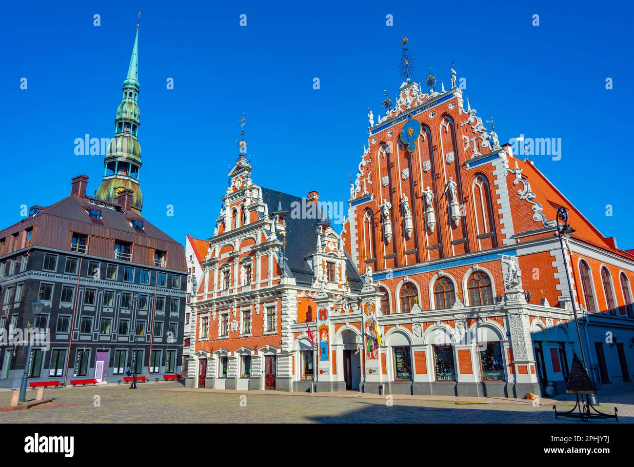 Place Ratslaukums avec église Saint-Pierre et Maison des Blackheads dans la vieille ville de Riga en Lettonie. Banque D'Images