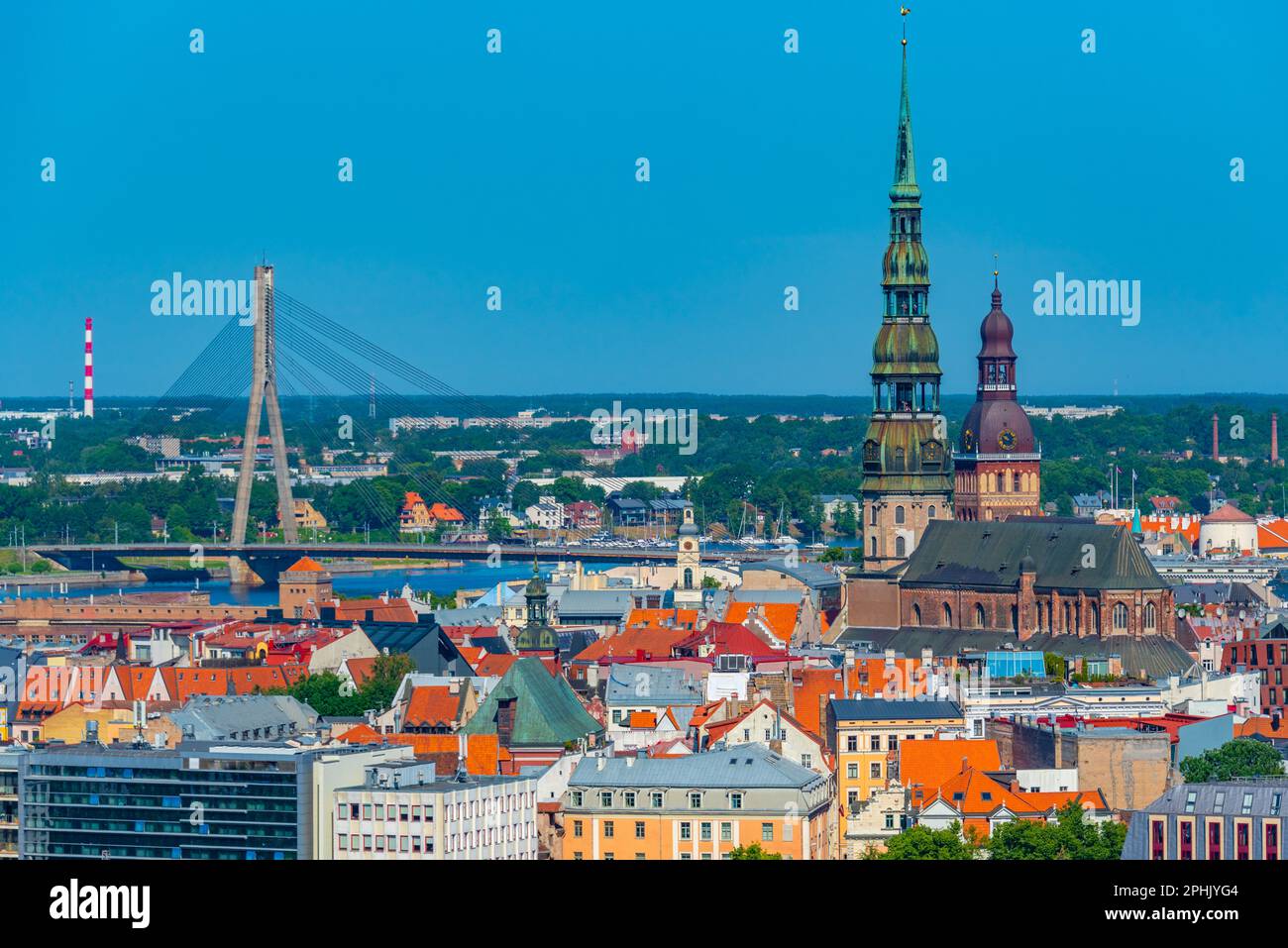Vue aérienne de la vieille ville de riga, y compris l'église saint peters et la cathédrale. Banque D'Images