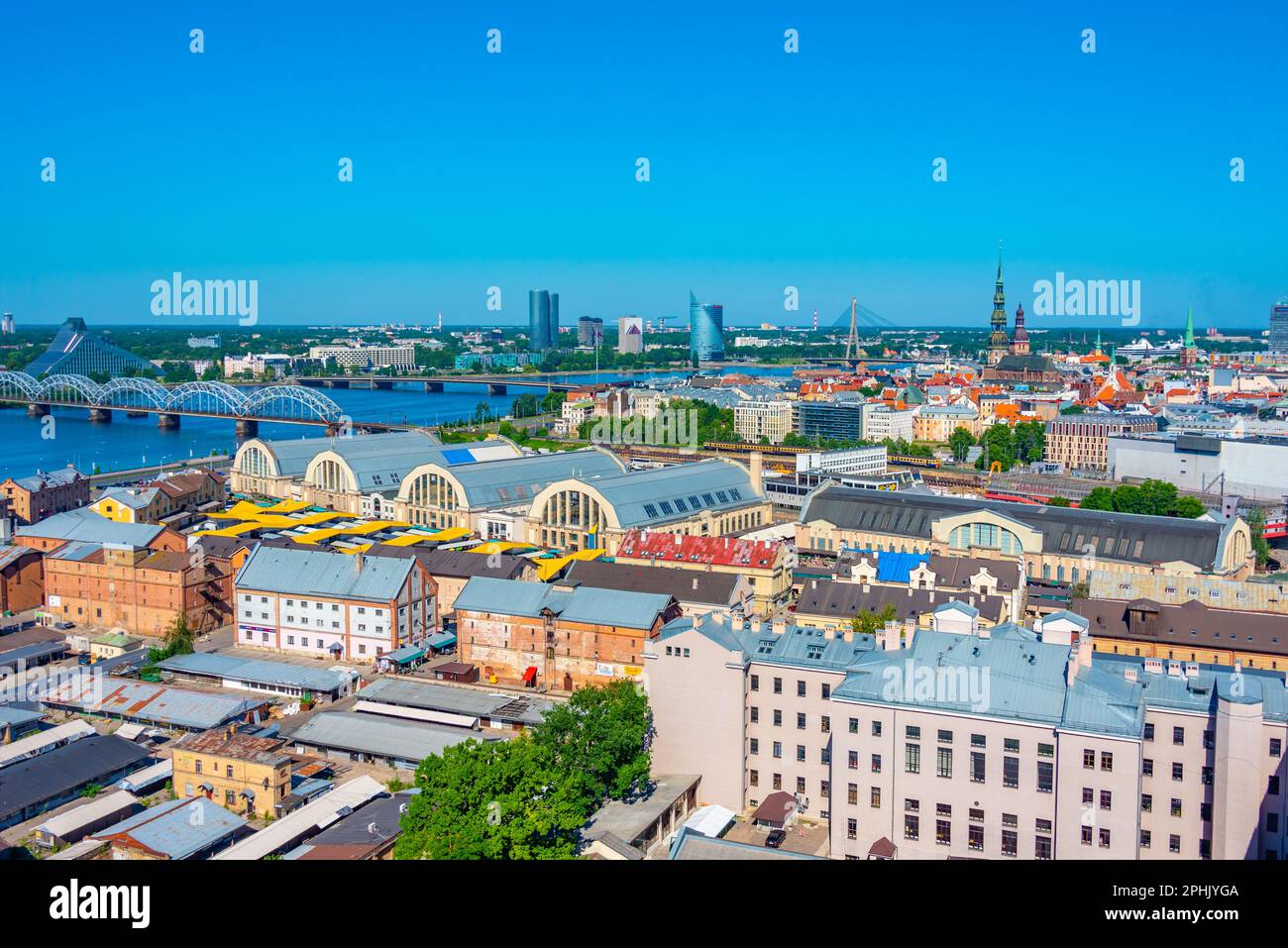 Vue aérienne de Riga, y compris la bibliothèque nationale lettone et les hangars de zeppelin depuis le sommet du bâtiment de l'académie des sciences. Banque D'Images
