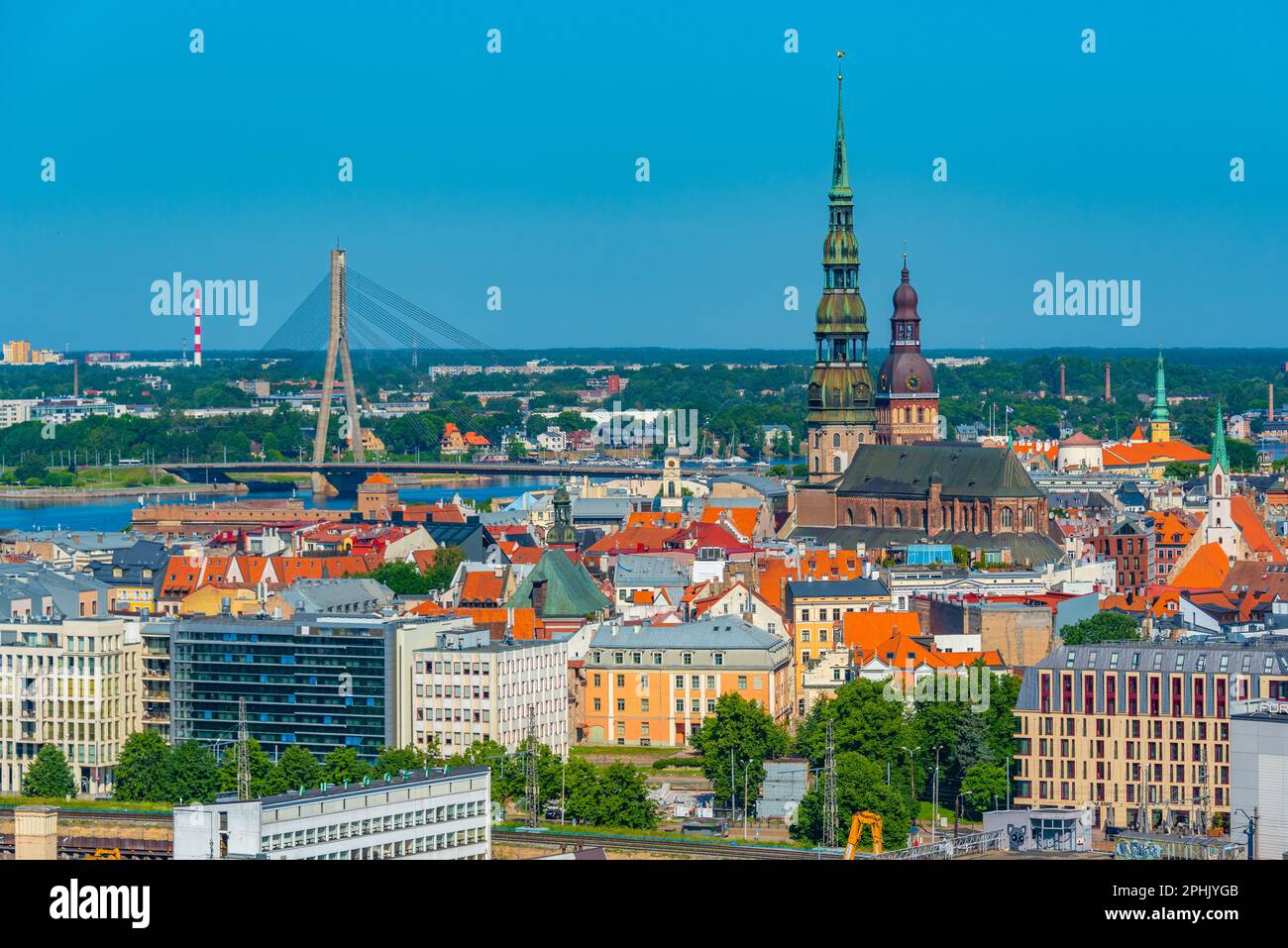 Vue aérienne de la vieille ville de riga, y compris l'église saint peters et la cathédrale. Banque D'Images