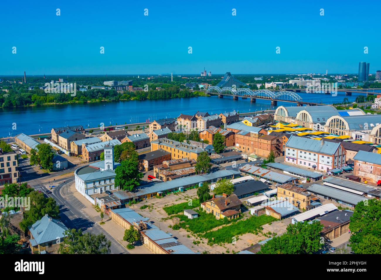 Vue aérienne de Riga, y compris la bibliothèque nationale lettone et les hangars de zeppelin depuis le sommet du bâtiment de l'académie des sciences. Banque D'Images