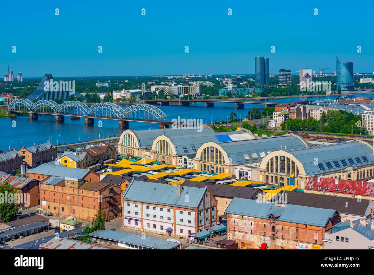 Vue aérienne de Riga, y compris la bibliothèque nationale lettone et les hangars de zeppelin depuis le sommet du bâtiment de l'académie des sciences. Banque D'Images