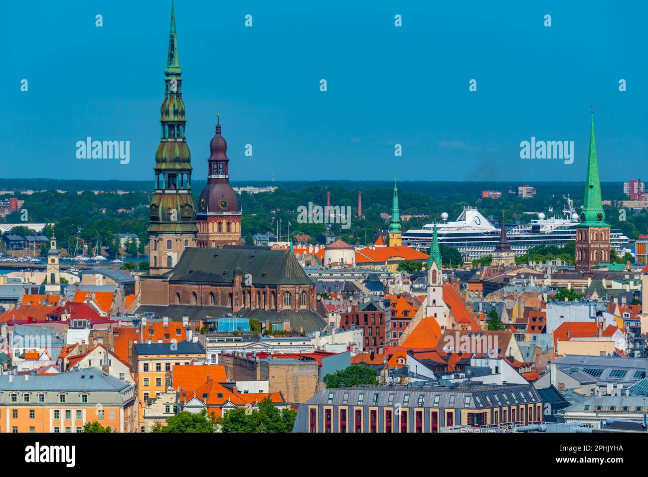 Vue aérienne de la vieille ville de riga, y compris l'église saint peters et la cathédrale. Banque D'Images