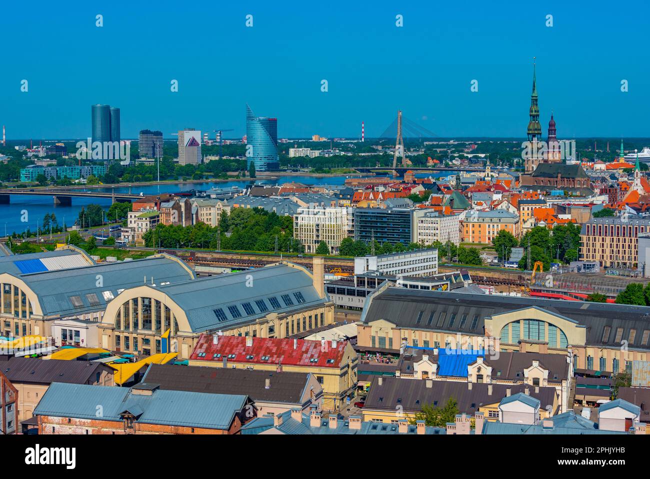 Vue aérienne de la vieille ville de riga, y compris l'église saint peters et la cathédrale. Banque D'Images