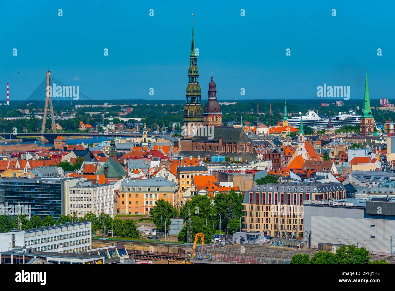 Vue aérienne de la vieille ville de riga, y compris l'église saint peters et la cathédrale. Banque D'Images