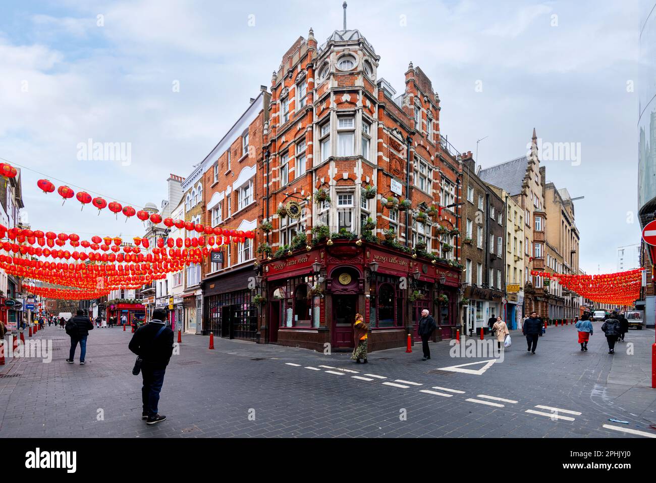 Londres, Royaume-Uni - 13 février 2023: Personnes indéfinies et bus rouge à impériale dans l'avenue Shaftesbury qui est le chemin vers la ville de Chine au nord. Menton Banque D'Images