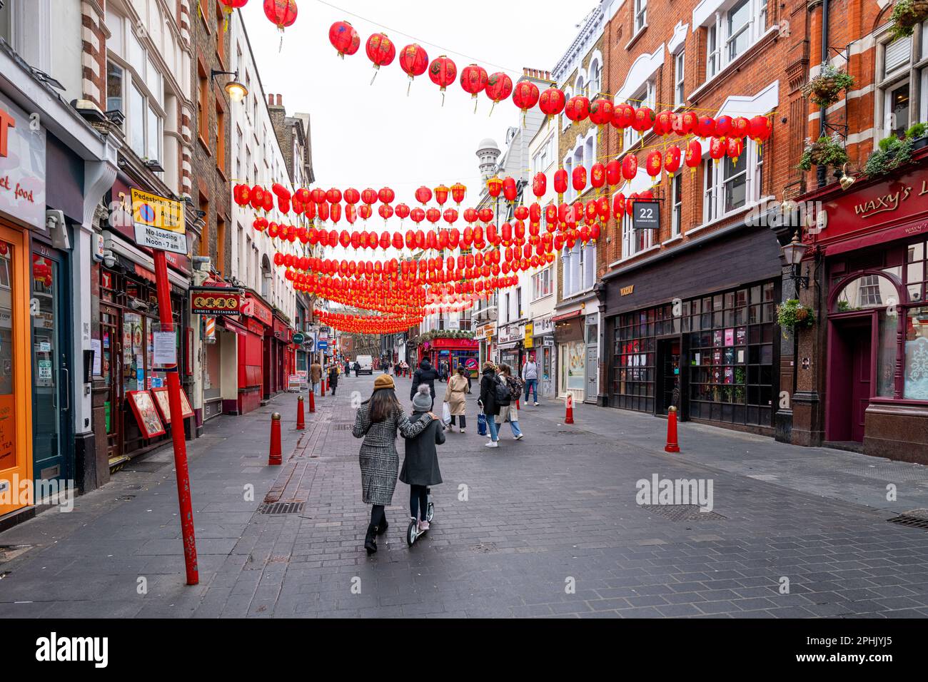 Londres, Royaume-Uni - 13 février 2023: Personnes indéfinies et bus rouge à impériale dans l'avenue Shaftesbury qui est le chemin vers la ville de Chine au nord. Menton Banque D'Images
