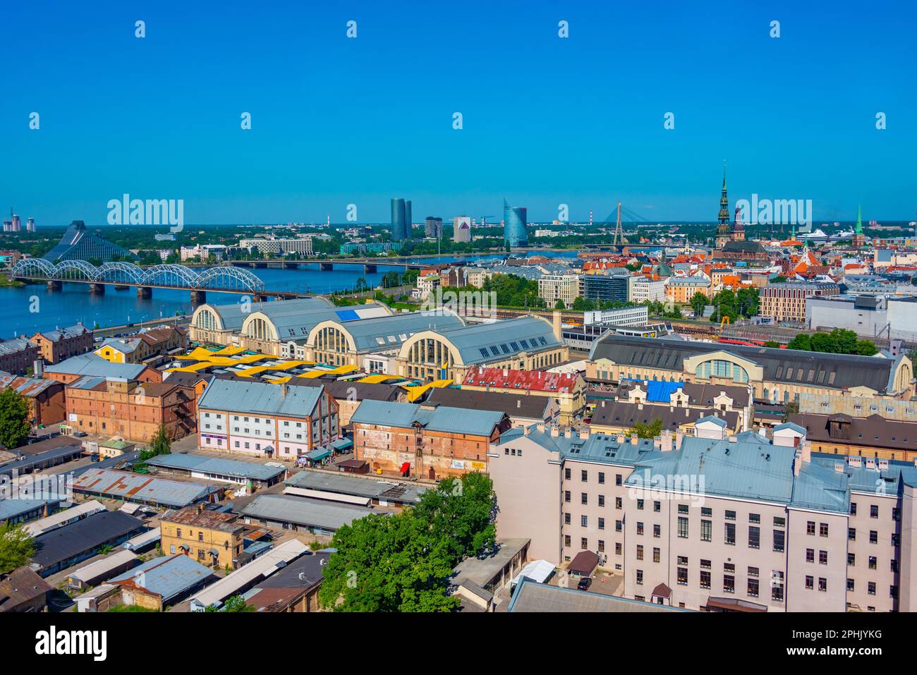 Vue aérienne de Riga, y compris la bibliothèque nationale lettone et les hangars de zeppelin depuis le sommet du bâtiment de l'académie des sciences. Banque D'Images