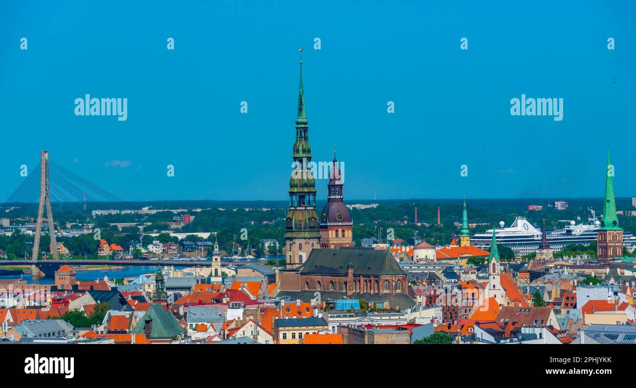 Vue aérienne de la vieille ville de riga, y compris l'église saint peters et la cathédrale. Banque D'Images