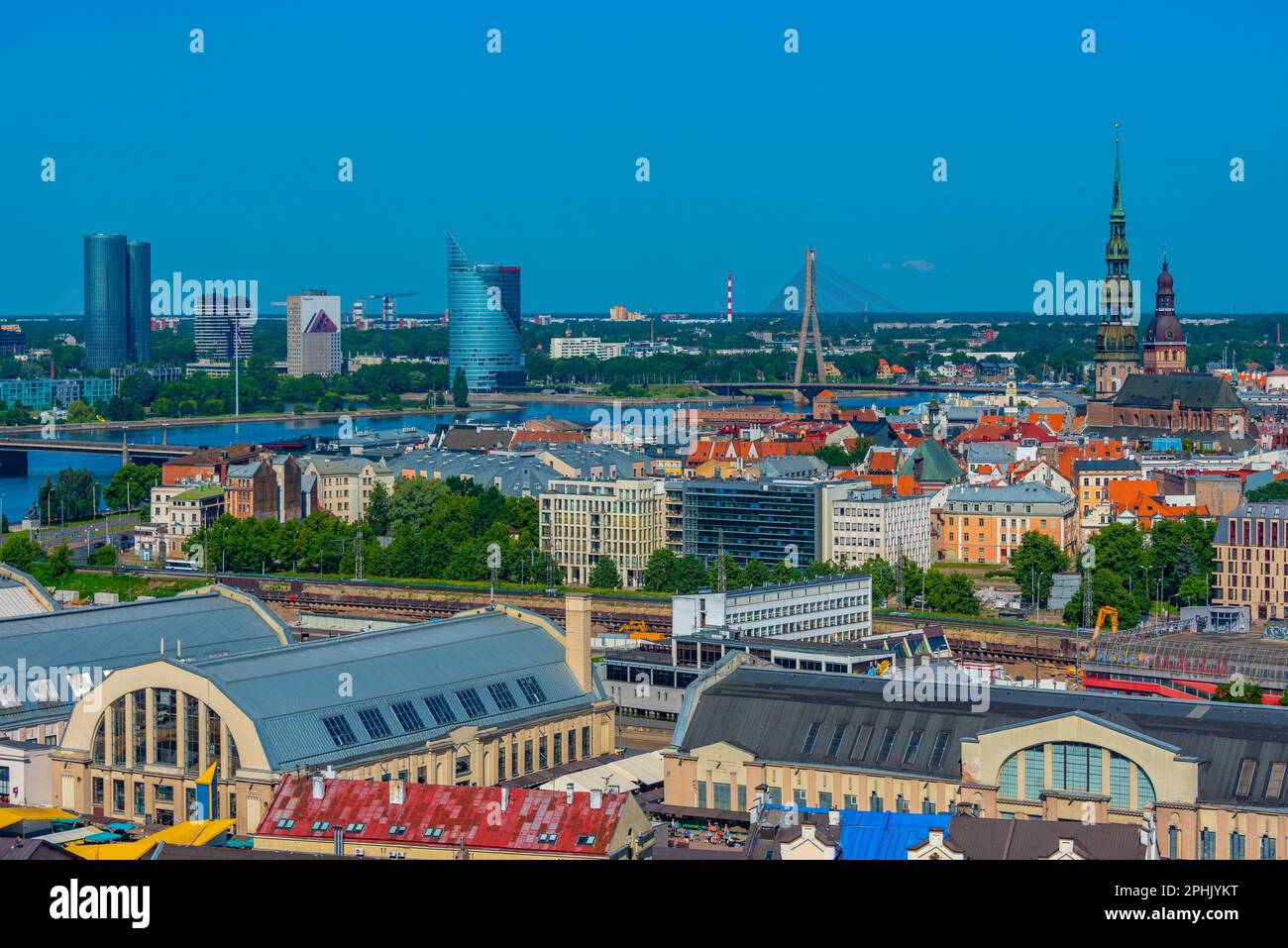 Vue aérienne de la vieille ville de riga, y compris l'église saint peters et la cathédrale. Banque D'Images