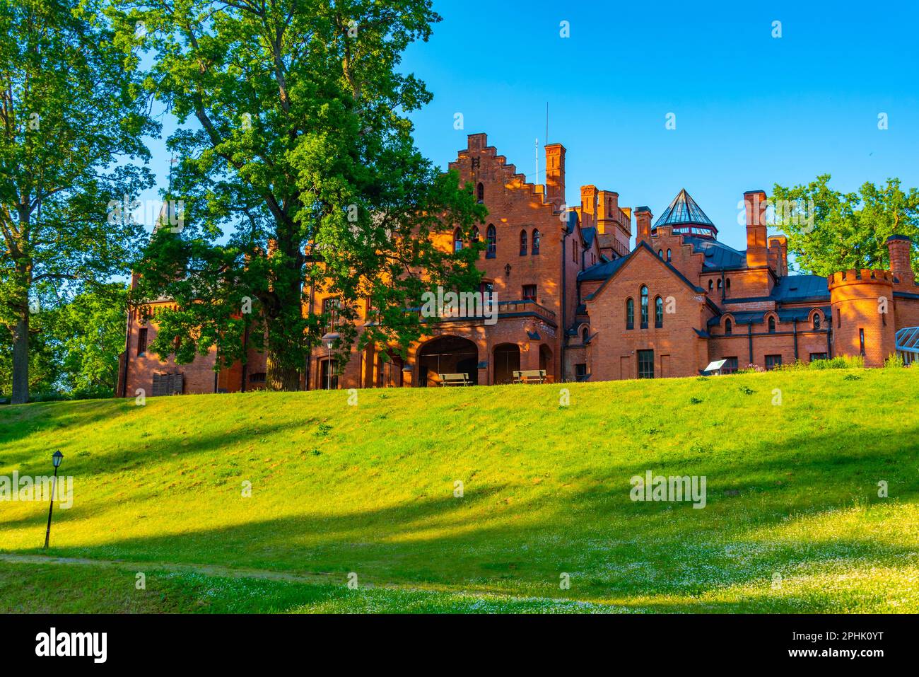 Le château de Sangaste en Estonie pendant une journée ensoleillée. Banque D'Images