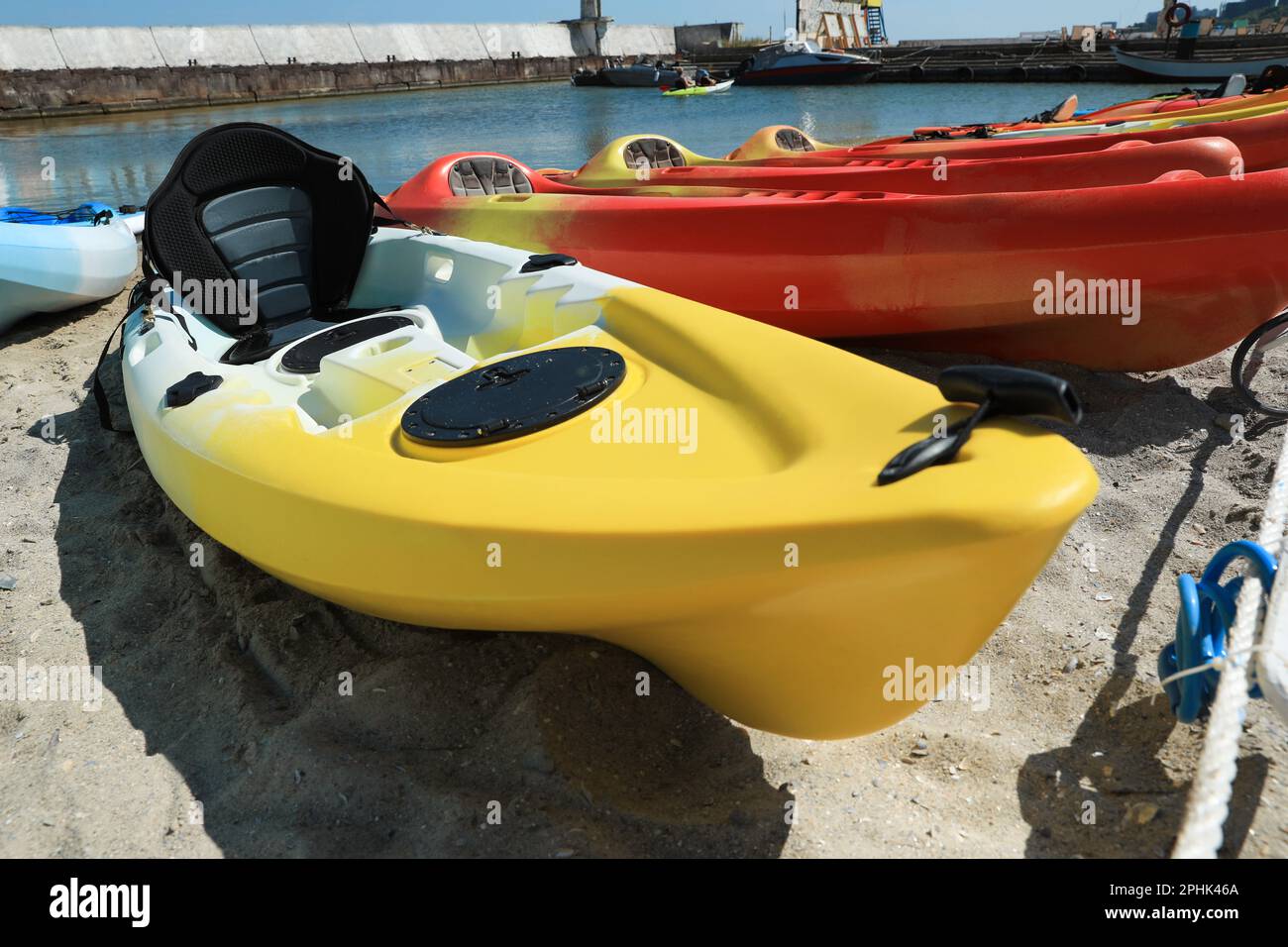 Beaucoup de kayaks colorés sur le sable près de la mer, à proximité Banque D'Images Beaucoup de kayaks colorés sur le sable près de la mer, à proximité Banque D'Images