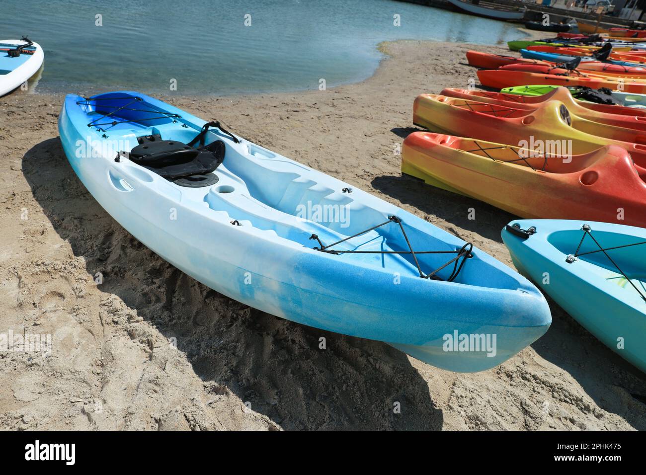 Beaucoup de kayaks colorés sur le sable près de la mer Banque D'Images Beaucoup de kayaks colorés sur le sable près de la mer Banque D'Images